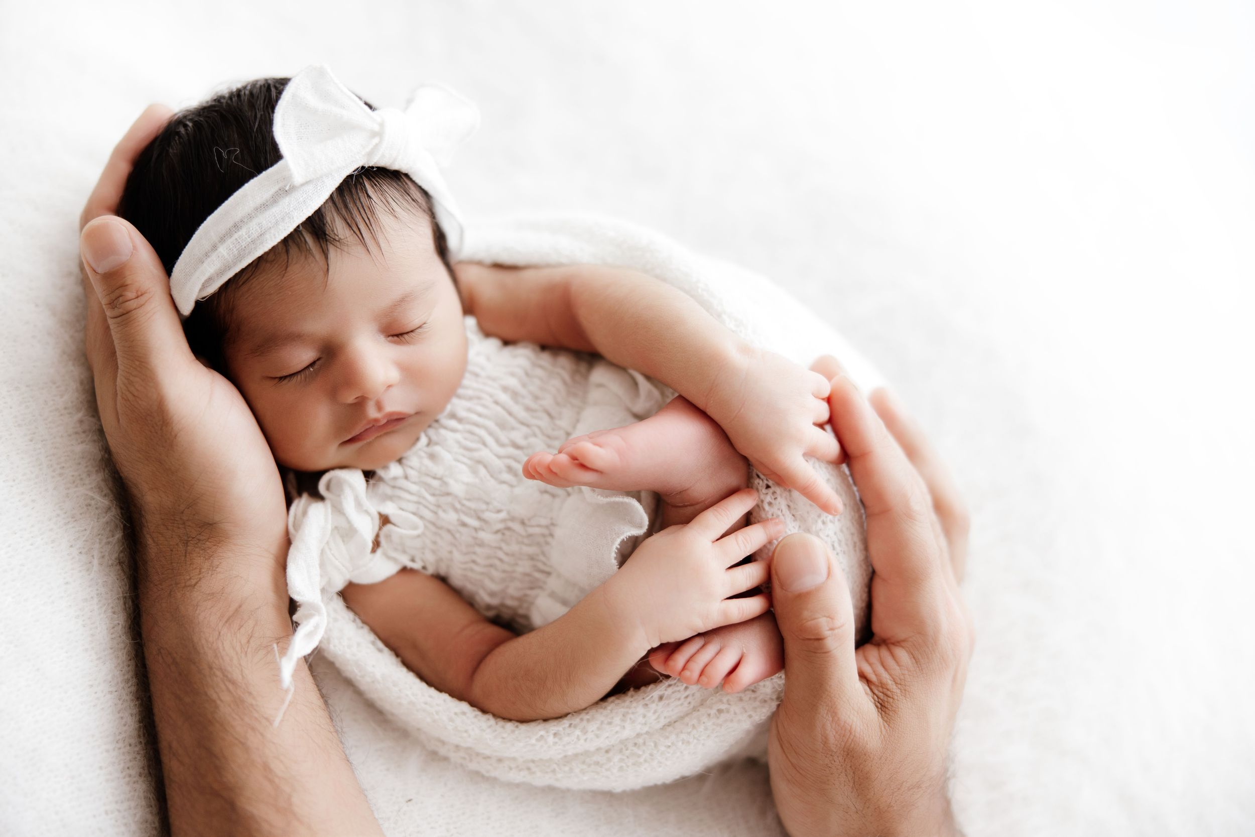 newborn in handen van papa